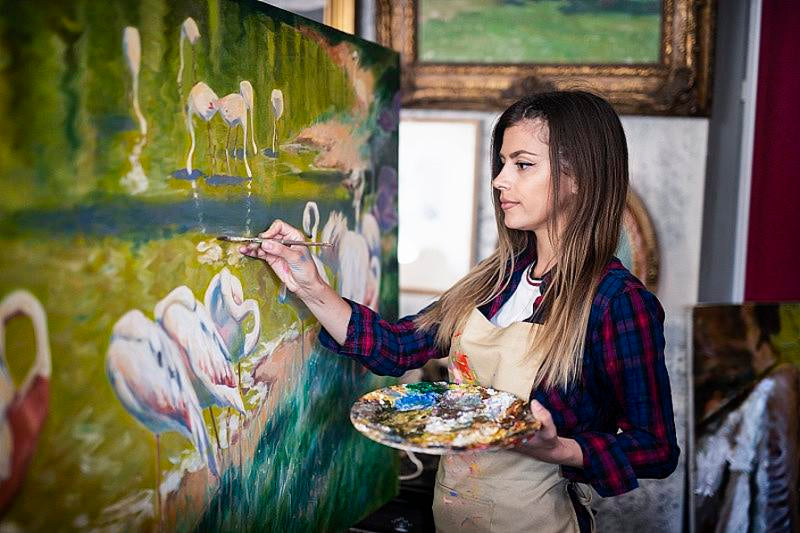 Peintre réalisant un tableau à l’huile de flamants d’après image